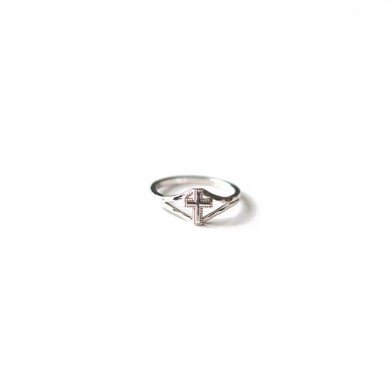 Silver ring with a cross at the front