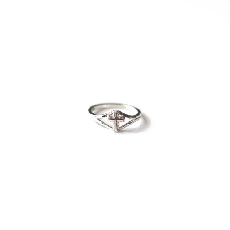 Silver ring with a cross at the front